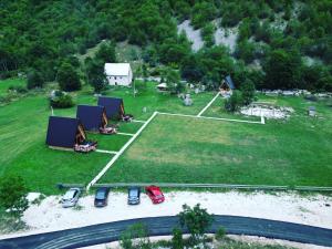 uma vista aérea de um parque com carros e um campo de ténis em Etno apartmani Komarnica em Šavnik