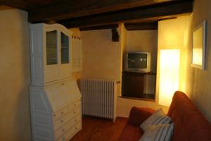 Una televisión o centro de entretenimiento en Casa rural Daudén