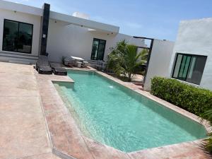 - une piscine en face d'une maison dans l'établissement Villas Miland - San Benito Beach, à San Benito