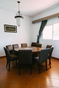 Villa Vue sur la Méditerranée في كابو نيغرو: غرفة طعام مع طاولة وكراسي