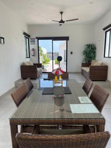 - un salon avec une table et des chaises dans l'établissement Villas Miland - San Benito Beach, à San Benito