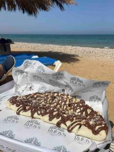 een donut op een tafel op het strand bij Spacious Penthouse Chalet at Telal Sokhna in Ain Sokhna