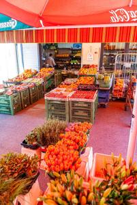 un magasin rempli de nombreux fruits et légumes dans l'établissement Apartment with Balcony near Augarten, à Vienne