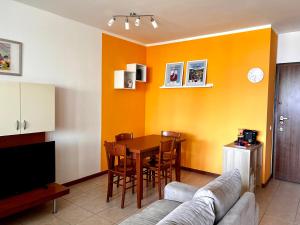 a living room with a table and a couch at Terrazza Nutshell Parco, Centro, Policlinico in Monza