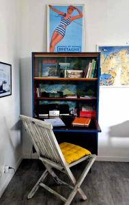 a desk with a chair and a book shelf at L'entre deux Breizh 