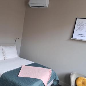 een slaapkamer met een bed en een foto aan de muur bij Bij Ons In Harlingen in Harlingen