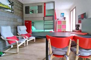 維拉爾－德朗的住宿－Joli studio & Belle Vue + wifi，一间带桌椅的房间和一间卧室