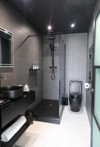 uma casa de banho com um chuveiro, um lavatório e um WC. em 99 at Lynian Farm em Blackpool