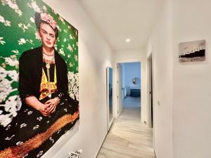 uma pintura de uma mulher numa parede num corredor em "Luxe Residence" Marsa avec Parking em Tunes