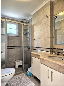 a bathroom with a sink and a toilet and a shower at Alanya Family Paradise Sea View in Alanya
