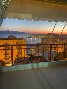 einen Balkon mit Meerblick in der Unterkunft Panoramic Apartment Amelia in Sarandë