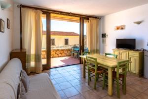 salon ze stołem i widokiem na patio w obiekcie Casa Faedda Residence Weber w mieście La Maddalena +23 zdjęcia