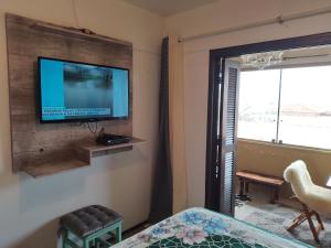 TV a/nebo společenská místnost v ubytování Apt com vista para o mar