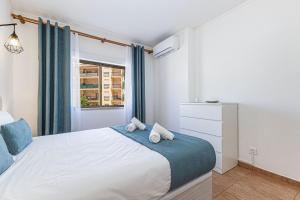 a bedroom with a bed and a window at Beachside Bliss in Armação de Pêra +13 photos