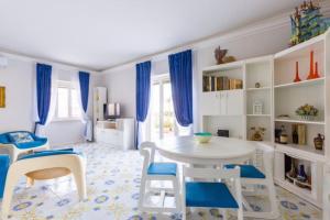 Habitación infantil con mesa y sillas en seaview apartment short lets, en Sant'Agnello