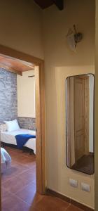 Habitación con espejo, cama y dormitorio en Casa Vivi, en Vallehermoso