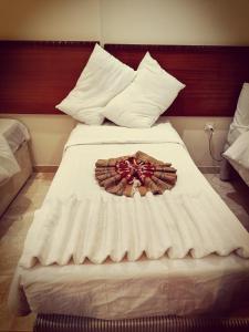 سرير أو أسرّة في غرفة في Kwthr AlMahaba Hotel