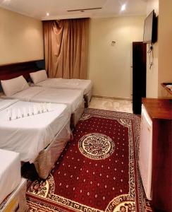 سرير أو أسرّة في غرفة في Kwthr AlMahaba Hotel