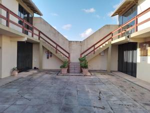 un patio vacío de un edificio con escaleras en Apt com vista para o mar, en Capão da Canoa