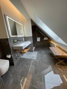 a bathroom with a sink and a toilet at SUITE WARTBURGBLICK direkt am Bahnhof in Eisenach