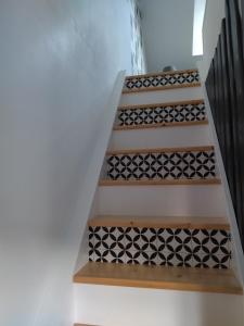 een trap met zwarte en witte tegels op de trap bij Graziella in La Milesse