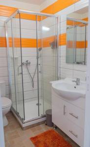 La salle de bains est pourvue d'une douche et d'un lavabo. dans l'établissement Location saisonnière bel appartement, à Les Trois-Îlets