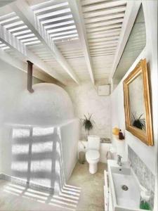 Mácher的住宿－Casa Kira, Macher，白色的浴室设有卫生间和水槽。