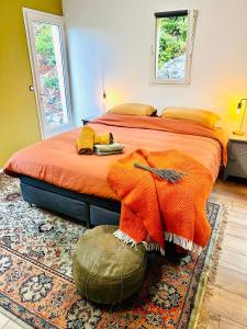 - une chambre avec un lit recouvert d'une couverture orange dans l'établissement B&B Les Têtes de Mules - Adults Only, à Gémenos