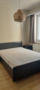 Bett in einem Zimmer mit einer großen Matratze in der Unterkunft Le Zandkreek Plage & Centre - 2 Ch in Koksijde