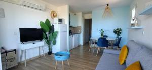 Un televizor și/sau centru de divertisment la Appartement vue panoramique au domaine et golf de pont royal