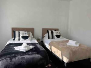 2 Betten nebeneinander in einem Zimmer in der Unterkunft Large House/Contractors/Families in Birmingham
