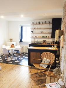 uma cozinha e sala de jantar com mesa e cadeiras em Le nid de Saint Bedan em Nantes