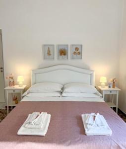 ein Schlafzimmer mit einem Bett mit zwei Handtüchern darauf in der Unterkunft CASA LARROSA in Meta