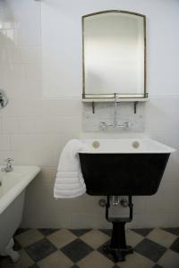 y baño con lavabo y espejo. en Posada Casa Zinc, en Punta del Este