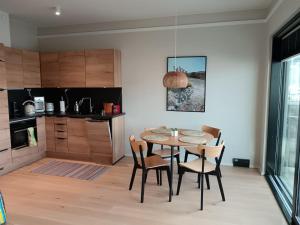 una cucina e una sala da pranzo con tavolo e sedie di Graniitti a Hanko