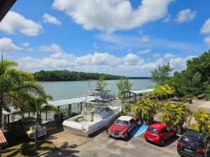 ein Boot, das auf einem Parkplatz neben einem Fluss parkt in der Unterkunft SAS CLP - La Marina in Kourou