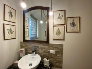 Cascina Vica Biella في Andorno Micca: حمام مع حوض ومرآة