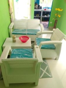 a living room with chairs and a table at Posada Hostel Adri in Providencia