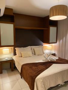 1 dormitorio con 1 cama grande y 2 lámparas en VG Sun Cumbuco Bangalô Vista Mar en Cumbuco