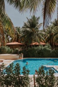 Bazén v ubytování Petit Lafitte Beach Front Hotel & Bungalows nebo v jeho okolí