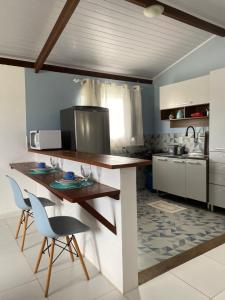 - une cuisine avec une table et deux chaises dans l'établissement Loft Studio - MAR AZUL, à Lauro de Freitas