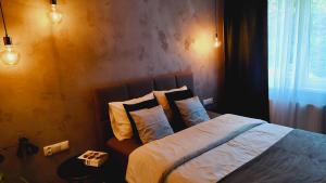 1 dormitorio con 1 cama en una habitación con ventana en Mieszkanie Centrum en Zakopane