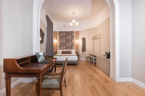 アテネにあるBelle Epoque Suitesのベッドルーム1室(デスク付)、