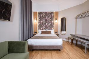 Habitación de hotel con cama y piano en Belle Epoque Suites, en Atenas