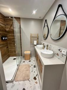 een badkamer met 2 wastafels en een douche bij Au cœur de Hyeres, Idéal pour les couples ! in Hyères