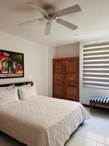 a bedroom with a bed and a ceiling fan at Apartamento Delux Morros-Tolusa in Cartagena de Indias