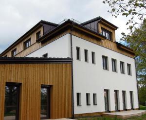 een huis met een houten gevel bij Apartmán Nové Hutě Šumava in Nové Hutě