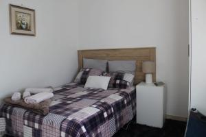 1 dormitorio con 1 cama con ordenador portátil en Mountain View, en Grahamstown