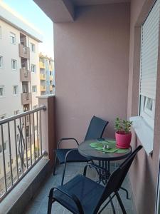 a balcony with a table and chairs on a balcony at Skyline apartment in Bijeljina