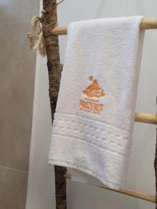 a towel hanging on a tree in a bathroom at Pousada Prazeres do Velho Chico 